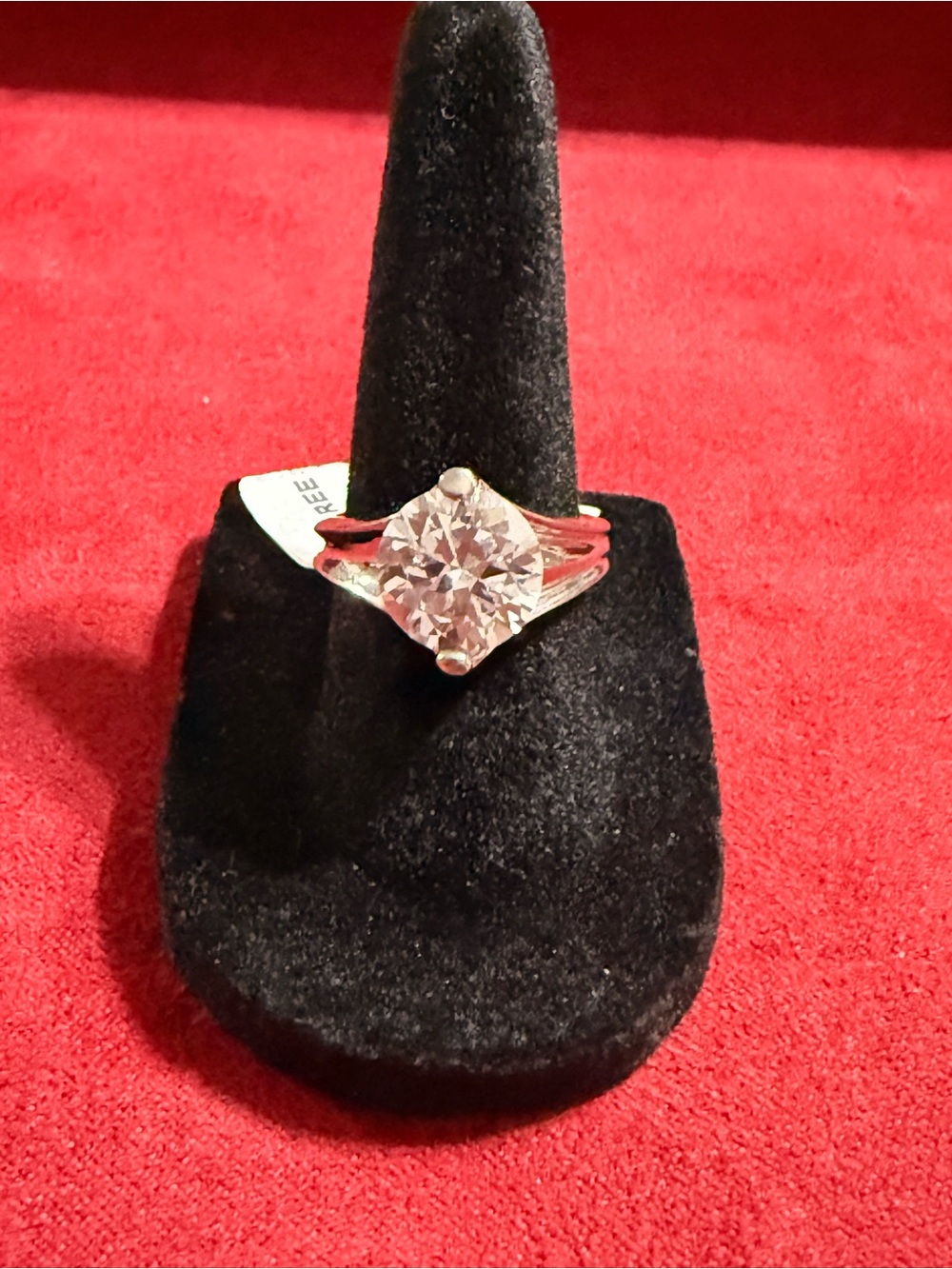 Bling/Solitaire Silver Rhinestone Women's Ring
/size 6